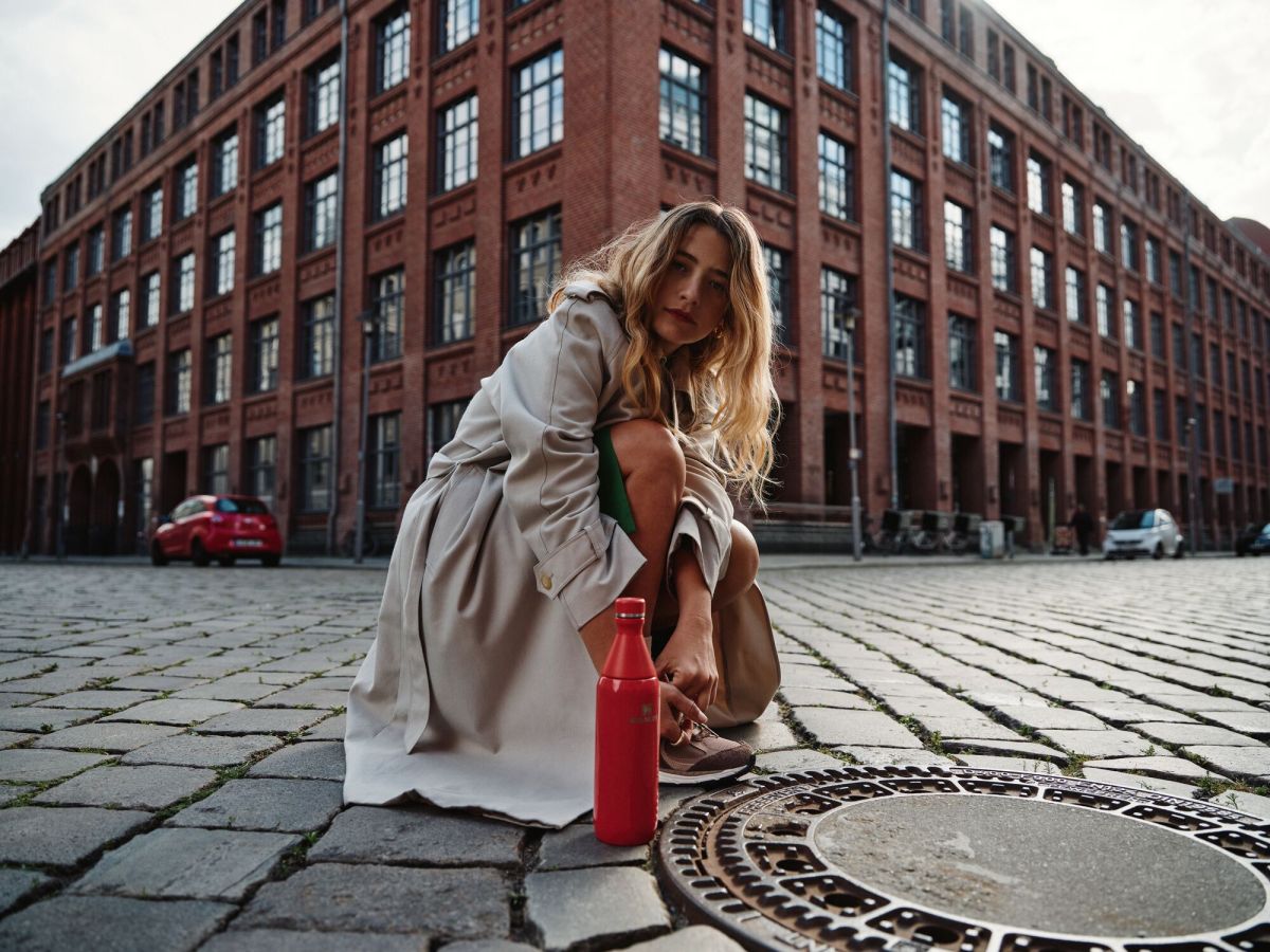 Náhled produktu - STANLEY Termoláhev The All Day Slim Bottle 600 ml/20oz Hot Coral Gloss