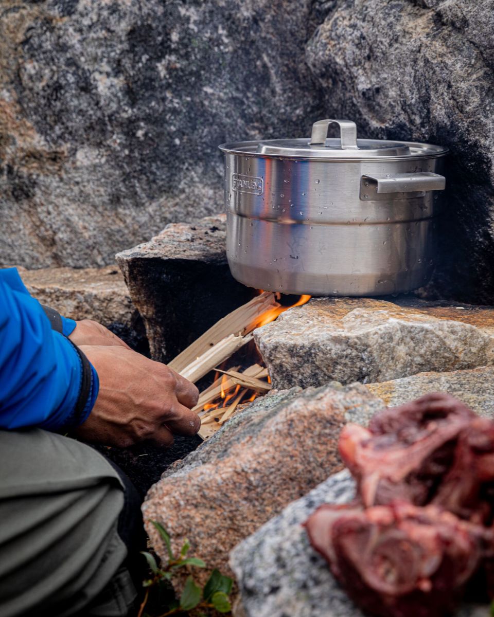 Náhled produktu - STANLEY Set na vaření Wildfare Core Full Serve Cookset 3,78 l/4QT Shale/Charcoal